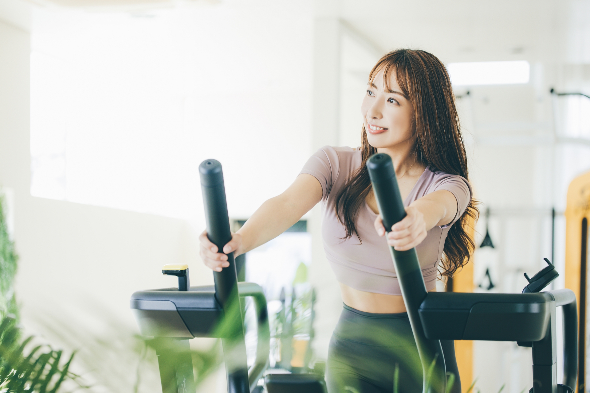 無料体験を案内する女性